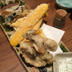 遊食屋 わらべえ - トウモロコシ、夏牡蠣の天ぷら