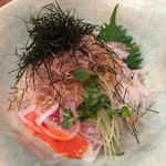 遊食屋 わらべえ - 新玉ねぎのサラダ