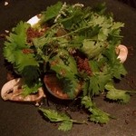 ラ・ボンヌターブル - 帆立貝のソテーと半熟卵にパクチーをたっぷりふりかけて