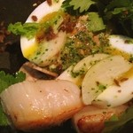 ラ・ボンヌターブル - パクチーの下は・・