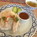 タワンタイ - ランチはタイ料理屋でカオマンガイを頂きました。久々カオマンガイ、とても美味しかったですが、前にあったタイ料理屋の方が味も価格も良かったかな(^◇^