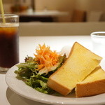 HATHA CAFE - モーニングA、トースト・野菜サラダ・ゆで卵・ドリンクで５００円です