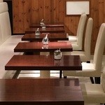 ハタカフェ - ２人掛けテーブルが並ぶコーナー