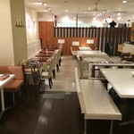 ハタカフェ - 店内は明るくて広いスペース、４０人ぐらいは入れるかな？