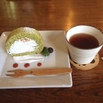 シンパ カフェ - ほうれん草のロールケーキとほうじ茶