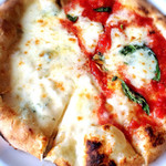 IL PAPPALARDO - マルゲリータと4種のチーズピザ 