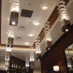 ロウリーズ・ザ・プライムリブ 大阪 - 店内入ってすぐのウエイテイングルームのゴージャスな天井