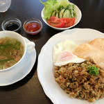 フランボヤン - 「ナシゴレン・セット」！
            これにドリンクが付きます。
            ソト・アヤム風スープは美味です。