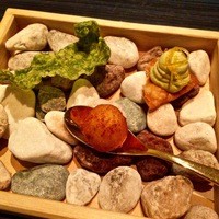 IL TEATRINO DA SALONE - 海藻チップス、カンノーロ、プロヴァローネとモッツァレラのフリット