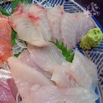 お食事処水仙 - 「地魚刺し盛り(中)」２０００円 メジナ、平目、本カワハギ