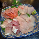 お食事処水仙 - 「地魚刺し盛り(中)」２０００円 桜マス、メジナ、平目、本カワハギ