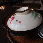 煮込みうどん かに屋 - 土鍋蓋はうどんの取り皿兼用の為、蒸気抜きの穴が開いていない