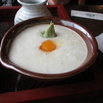 煮込みうどん かに屋 - うずらとすり山葵を乗っけたとろろ