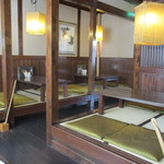 煮込みうどん かに屋 - 小上がり以外、テーブル４人×４　２人×３