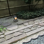 煮込みうどん かに屋 - 店舗奥2人用テーブル席から中庭を眺める