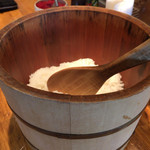 ニューハマヤ 瓦町店 - ご飯はお櫃で提供されます