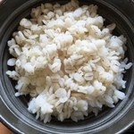 吉野家 - 麦飯は通常の白米の上に別で炊いた麦を撒いてある物でした、まあこれはオペレーション上仕方がないのだろう