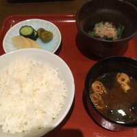 三田ばさら 本店 - トマトすき焼きに付いてくるご飯・味噌汁・お浸し・漬物