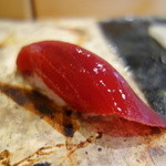 小判寿司 - 南マグロ赤身は煮切り（ニュージーランド産空輸）熟成は七日、親方はちょいと足りないとも