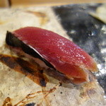 小判寿司 - かつおのたたきは塩だったような、藁の燻る雰囲気が圧巻の一貫