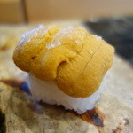 小判寿司 - 塩釜産のムラサキ雲丹、塩で。今季は馬糞雲丹より良いらしい