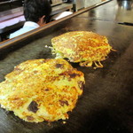 みやざき - 手前　すじ玉　奥はモダン焼き　　2015/8