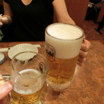 炭火焼肉 大将軍 - 生ビール（中）５３０円と（大）６８０円