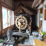 九増兵衛餅本舗 - 店内に展示の水車