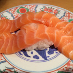 廻鮮寿司 塩釜港 - トロサーモンの握り（2015.8）