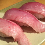 廻鮮寿司 塩釜港 - サービスの「ワラサ」の握り（2015.8）