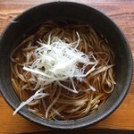 御池 - 温かいお蕎麦です。