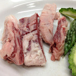 みょうが屋 - 同じ部位の繊維に沿わせてカットしたハラミ。バター香がしっかり残ります