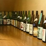 手打ち蕎麦と鴨料理 慈玄 - カウンターには沢山の焼酎やお酒があります