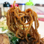 虎テツやきそば - 深蒸し麺のゴワゴワした歯応えが特徴的