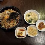 韓国料理 豚肉専門店 福ブタ屋 - "デジプルコギ石焼ビビンバ定食"
            (小鉢3皿、味噌汁丼が含まれます)
