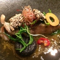ルカンケ - トマトとバジル風味のナージュ
                イカスミのニョッキとお米とイカスミのチュイル添え