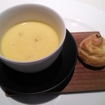 チーズ風味のシュー　冷製スープ