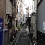 宵のひととき うまし - お店はこの路地の奥にあります
