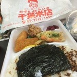 むすんdeらいす - から揚げ、カニクリームコロッケ、白身魚、かき揚げ天、キャベツに漬け物にオカラ。何より海苔とご飯がホントに美味い！これで410円は奇蹟のコスパ！