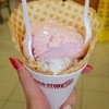 Cold Stone Creamery - 料理写真:ストロベリー&オレオバニラのコーン