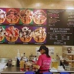 Cold Stone Creamery - ここはアイスをこねないし歌わないバージョン店です