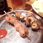Yakitonzamurai - （左）かしら塩150円(右)豚なんこつ塩120円
