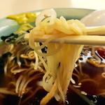 おおぎやラーメン - 縮れタイプの細麺