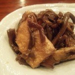 丸萬寿司 - お通し 厚揚げと蕨の煮物