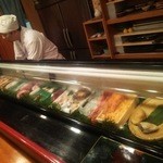 丸萬寿司 - 大将とネタケース