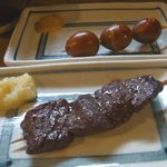 串焼 文福 - 牛串焼２００円（手前）★★☆　玉三郎１５０円（奥）★☆