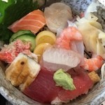 Shiyouei Zushi - 海鮮丼はとても具沢山で種類も多彩です！鮪の赤身、海老、帆立、蟹身、穴子、烏賊、サーモン、数の子等々！