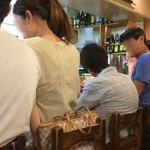やきとり良太 - わずか11席。
      18時の開店時,
      特に週末は予約必須かと。
