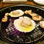 牛角 - 帆立焼いてます図
