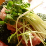 かわしま寿司 - カマトロに貝割れ大根と山葵を海苔で巻いて